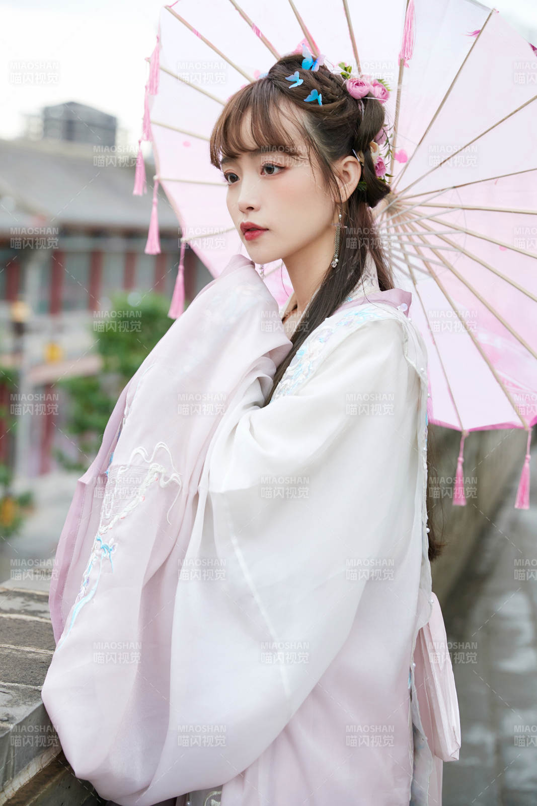 穿古装汉服手持工艺伞的东方美少女图片