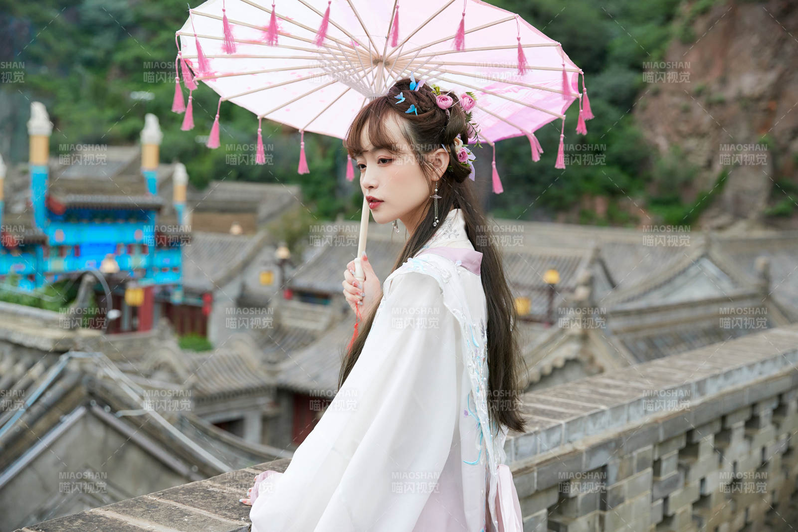 穿古装汉服手持工艺伞的东方美少女图片