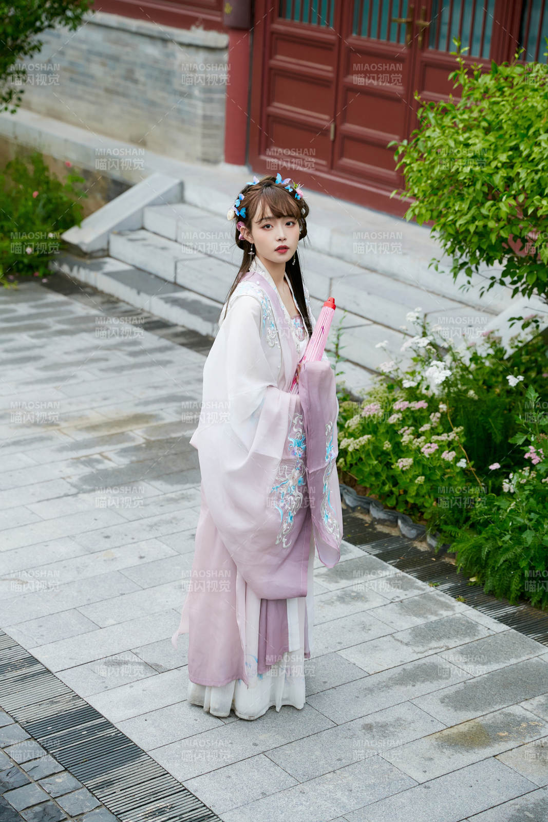 穿古装汉服手持工艺伞的东方美少女图片
