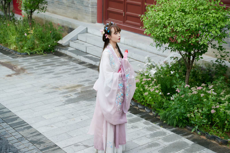 穿古装汉服手持工艺伞的东方美少女图片