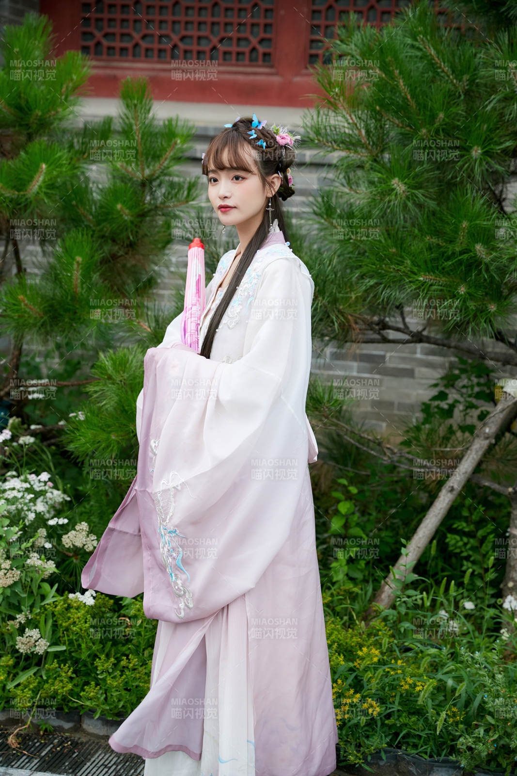 穿古装汉服手持工艺伞的东方美少女图片