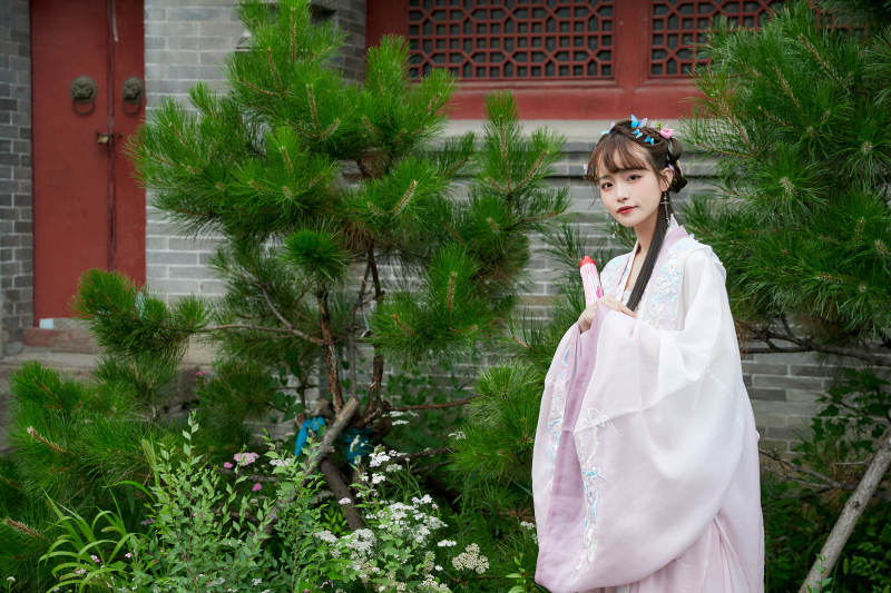 穿古装汉服手持工艺伞的东方美少女图片