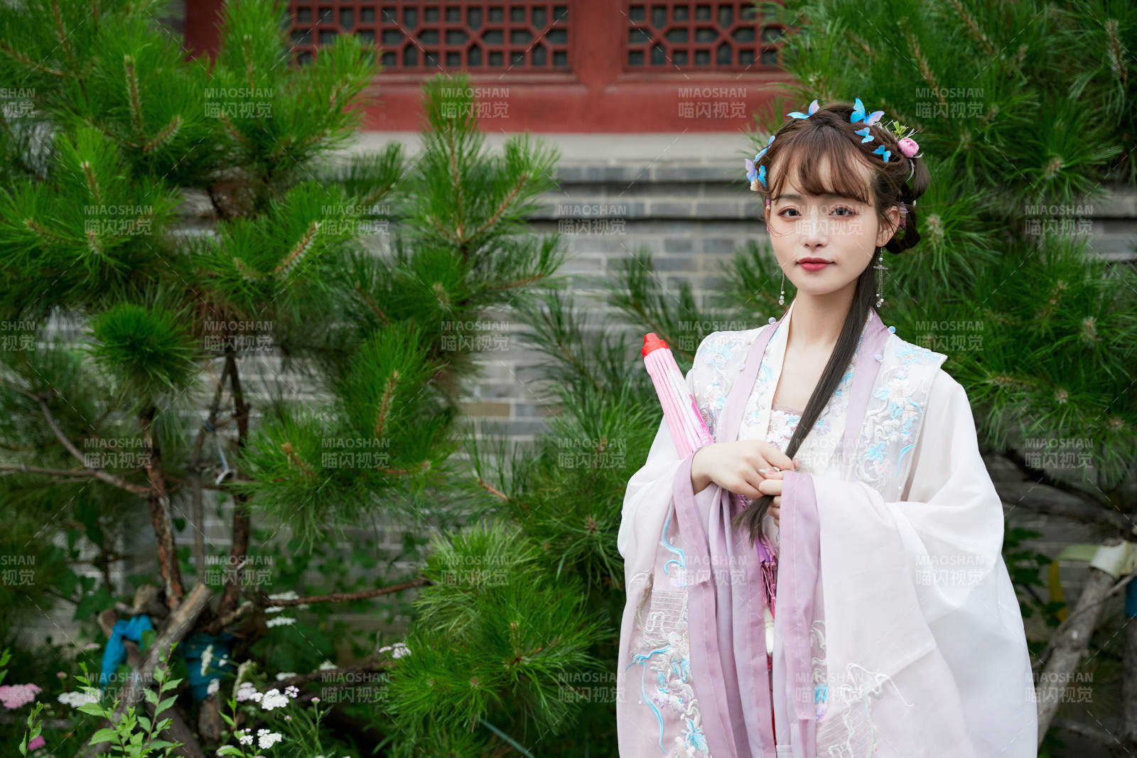 穿古装汉服手持工艺伞的东方美少女图片