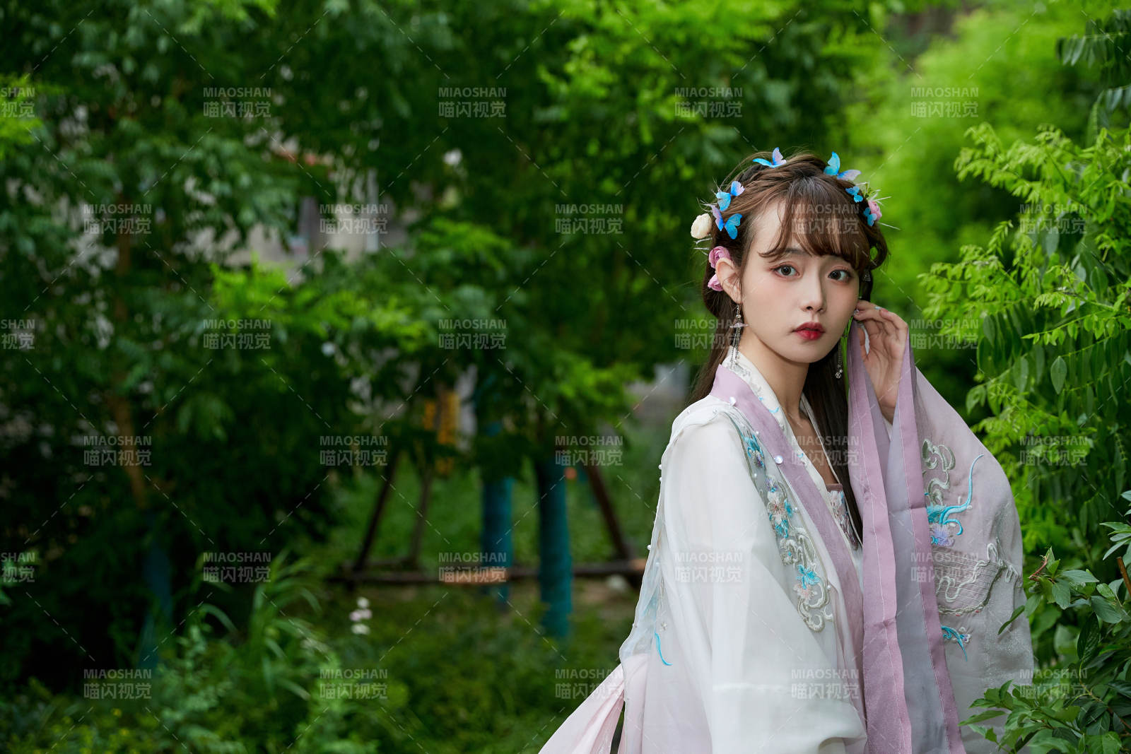 穿古装汉服手持工艺伞的东方美少女图片