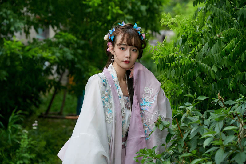 穿古装汉服手持工艺伞的东方美少女图片