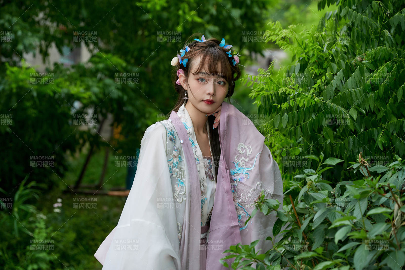 穿古装汉服手持工艺伞的东方美少女图片