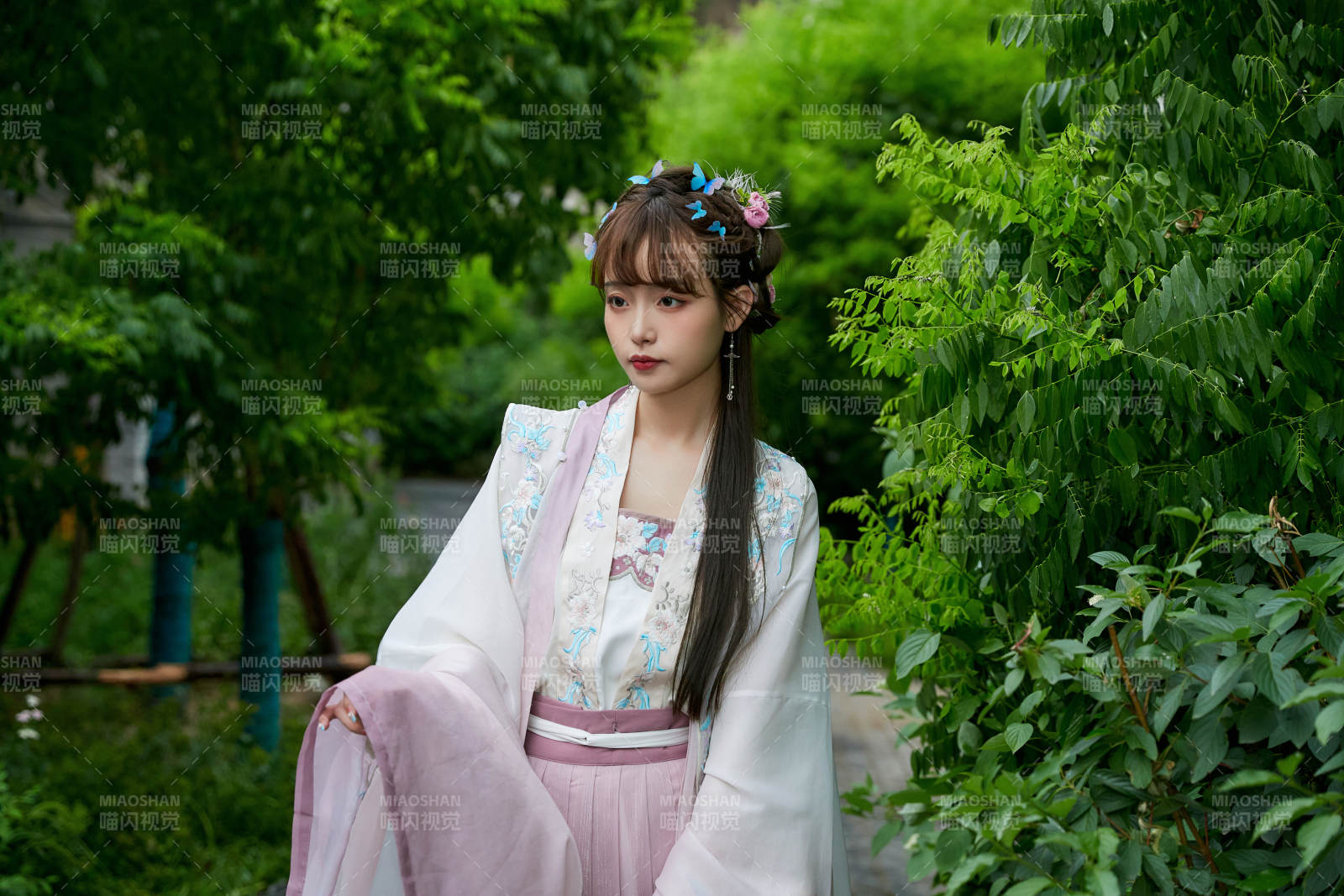 穿古装汉服手持工艺伞的东方美少女图片