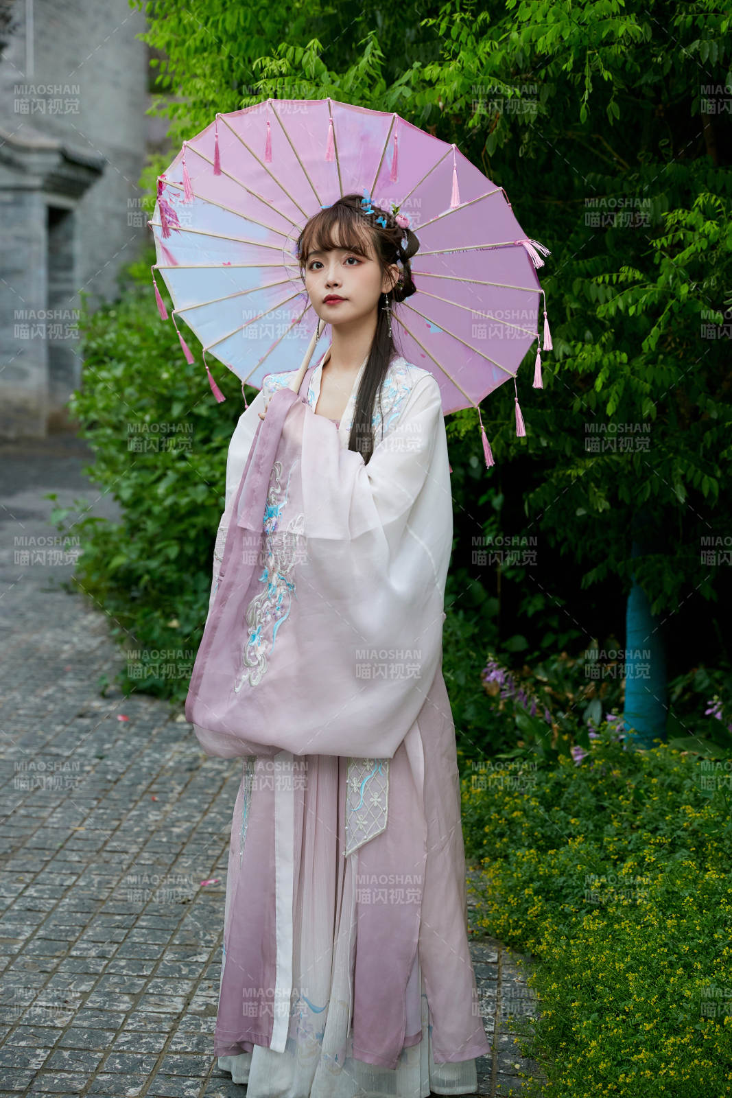 穿古装汉服手持工艺伞的东方美少女图片