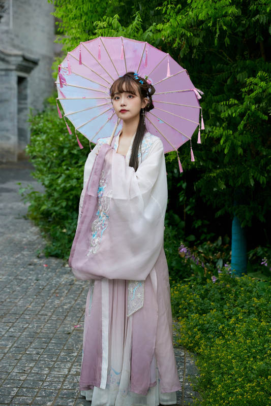 穿古装汉服手持工艺伞的东方美少女图片