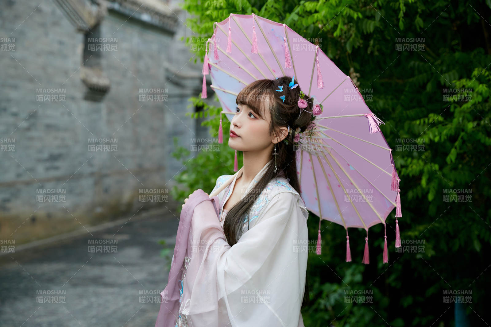 穿古装汉服手持工艺伞的东方美少女图片