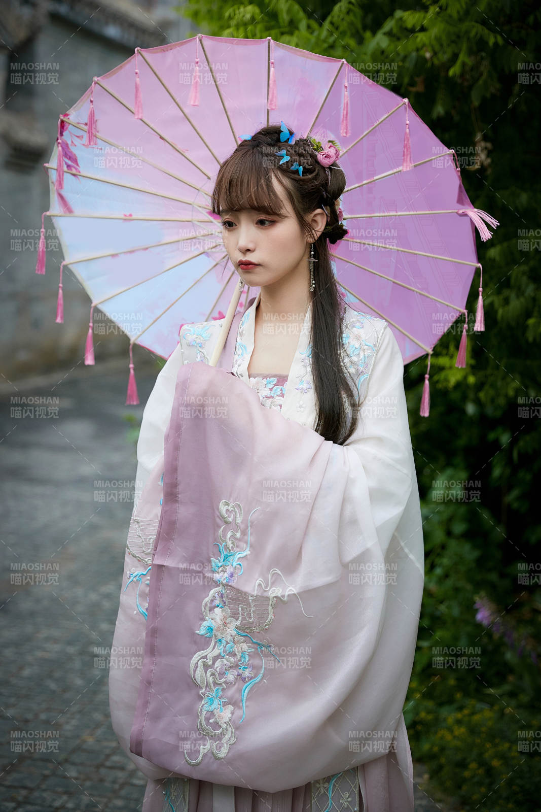 穿古装汉服手持工艺伞的东方美少女图片