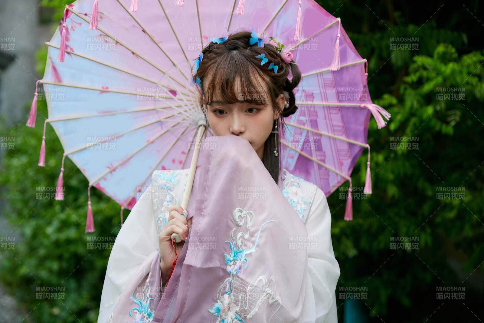 穿古装汉服手持工艺伞的东方美少女图片