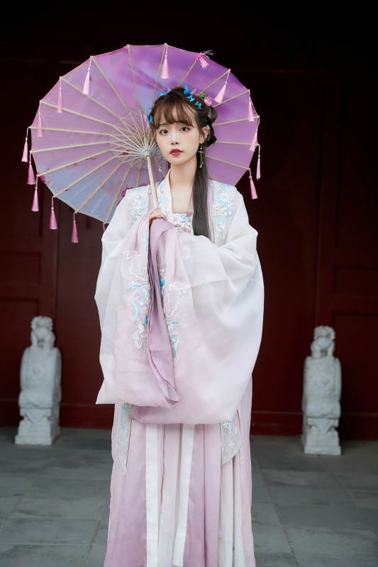 穿古装汉服手持工艺伞的东方美少女图片