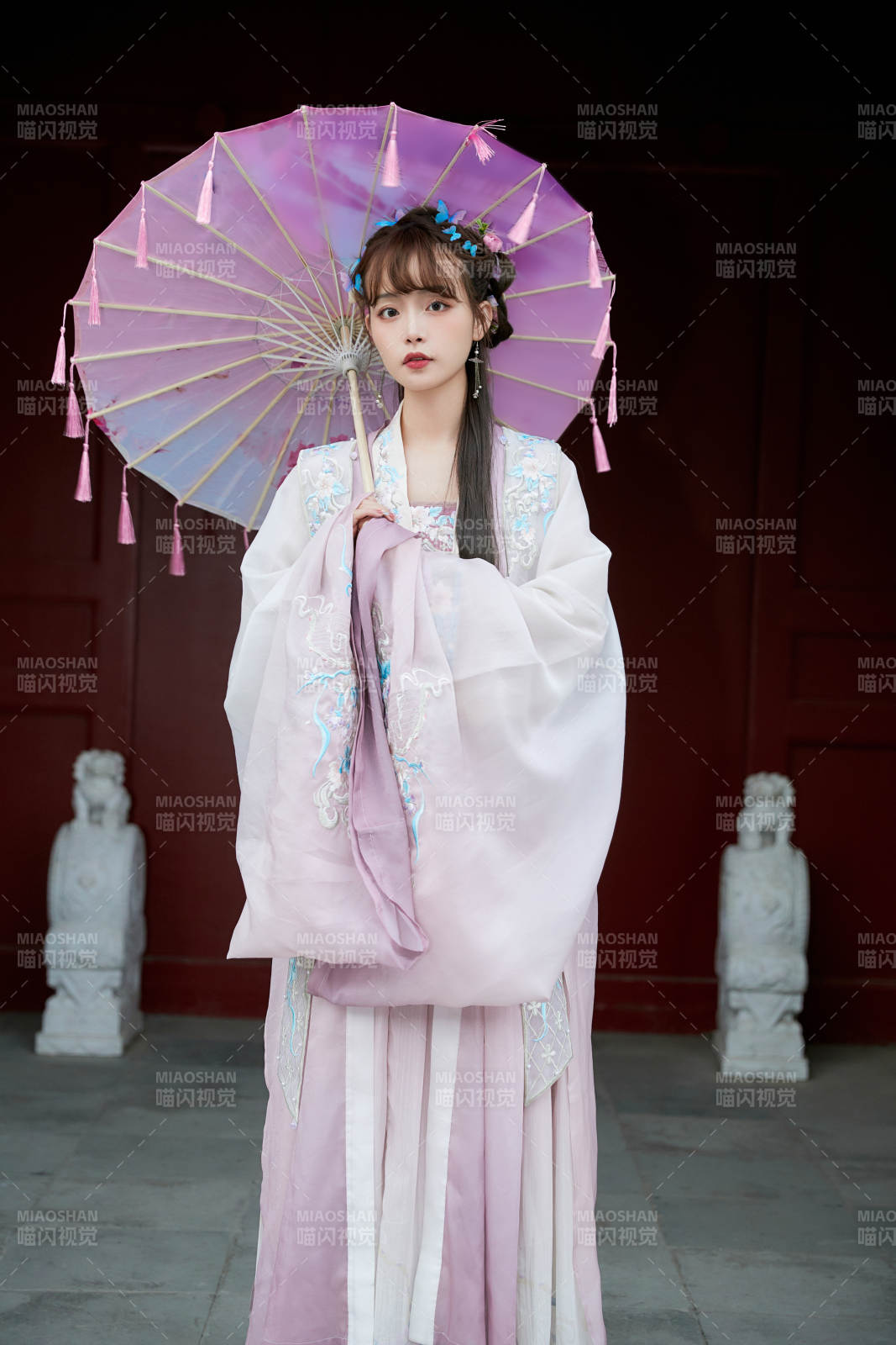 穿古装汉服手持工艺伞的东方美少女图片