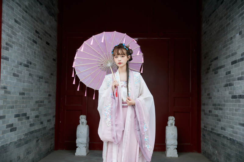 穿古装汉服手持工艺伞的东方美少女图片