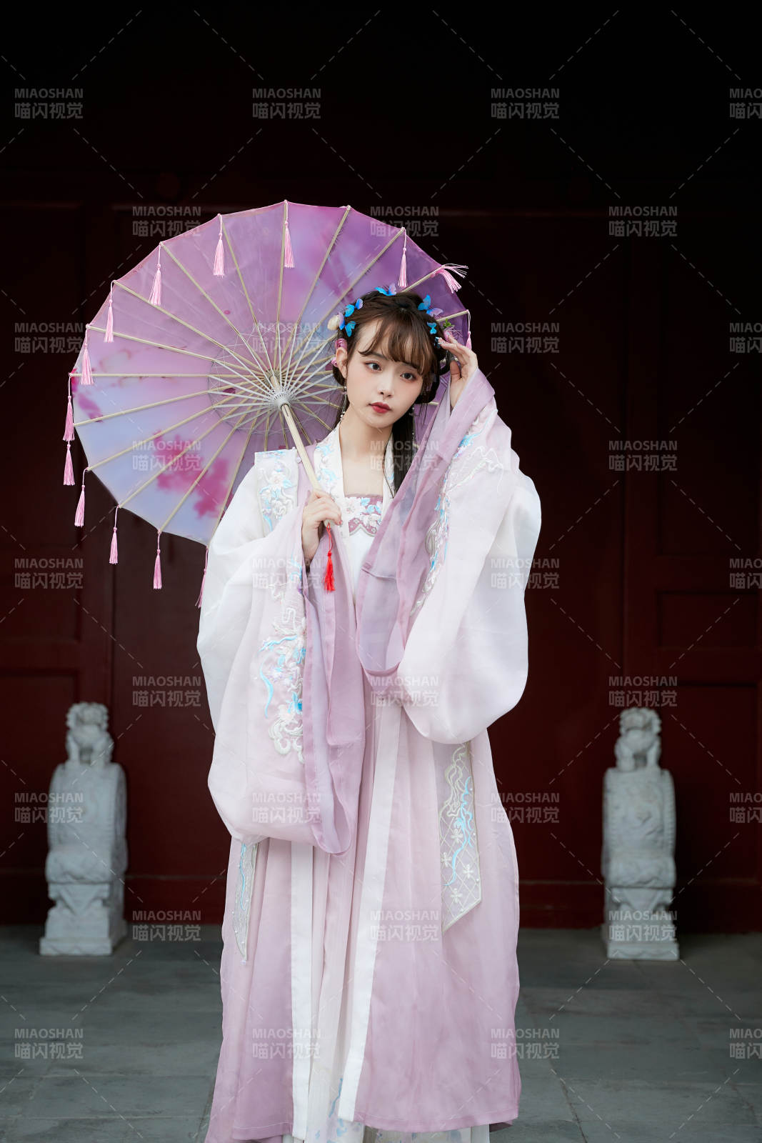 穿古装汉服手持工艺伞的东方美少女图片