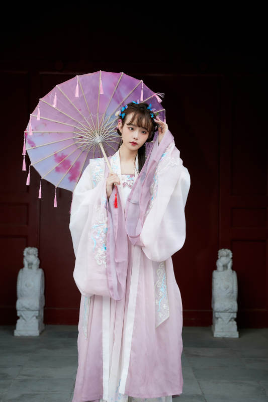 穿古装汉服手持工艺伞的东方美少女图片
