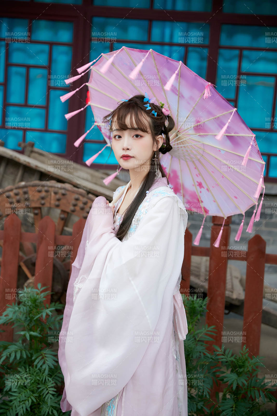 穿古装汉服手持工艺伞的东方美少女图片