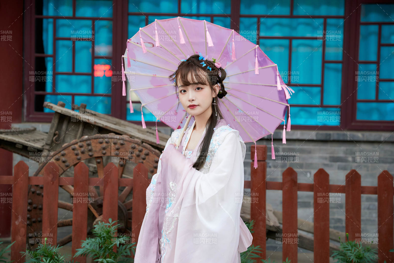 穿古装汉服手持工艺伞的东方美少女图片