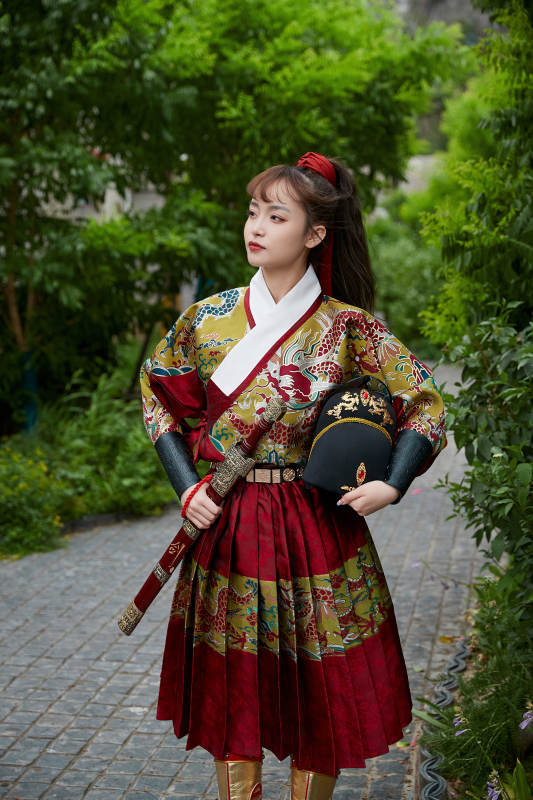 身穿锦衣卫飞鱼服手持宝剑的东方美少女图片