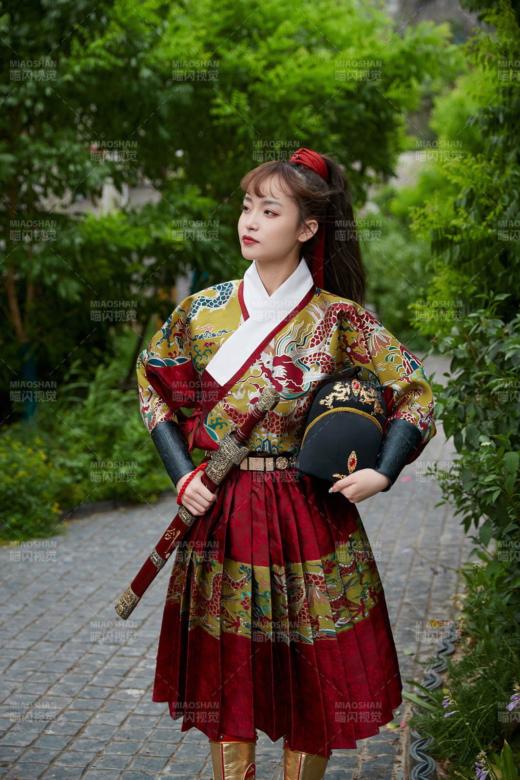 身穿锦衣卫飞鱼服手持宝剑的东方美少女图片