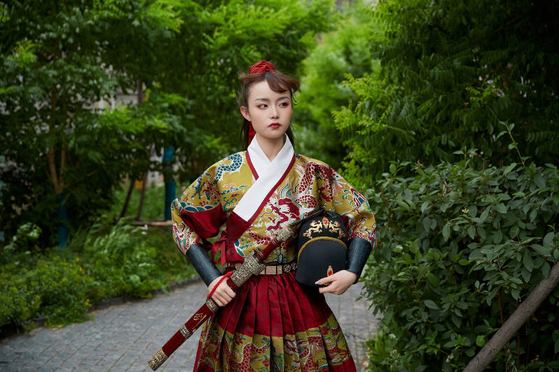 身穿锦衣卫飞鱼服手持宝剑的东方美少女图片