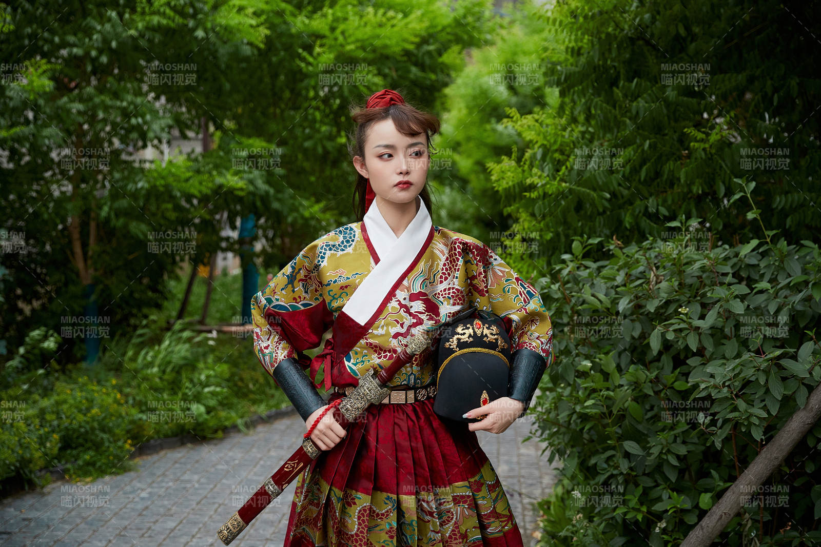 身穿锦衣卫飞鱼服手持宝剑的东方美少女图片