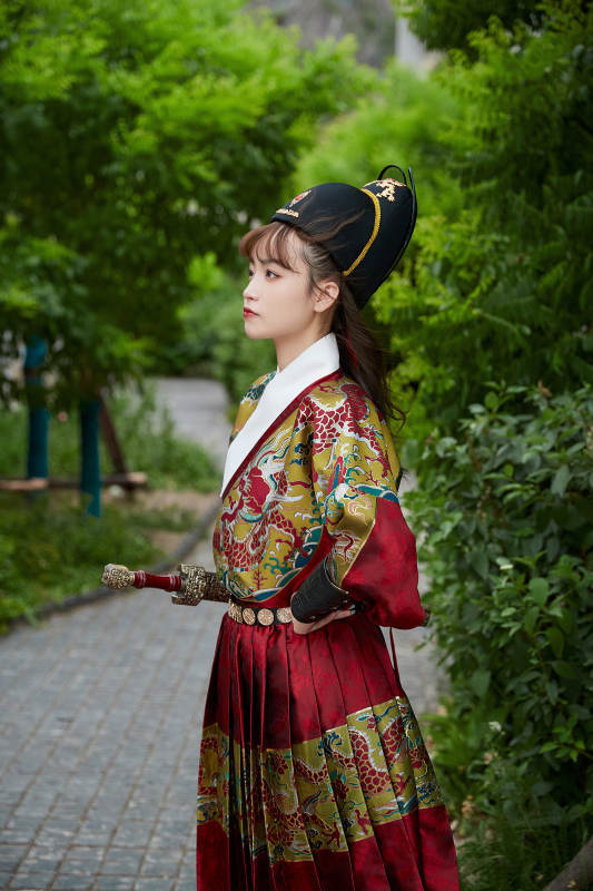 身穿锦衣卫飞鱼服手持宝剑的东方美少女图片