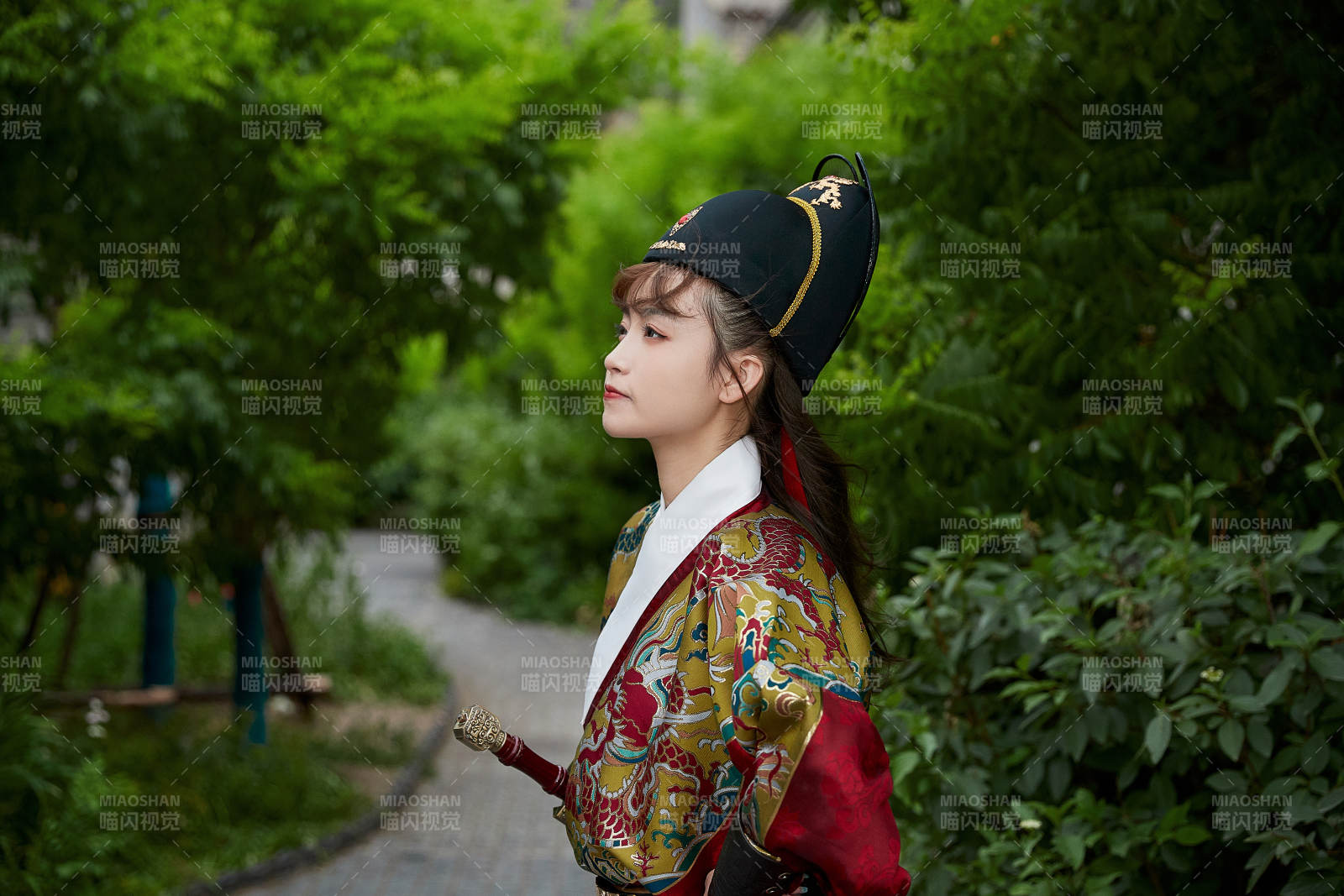 身穿锦衣卫飞鱼服手持宝剑的东方美少女图片