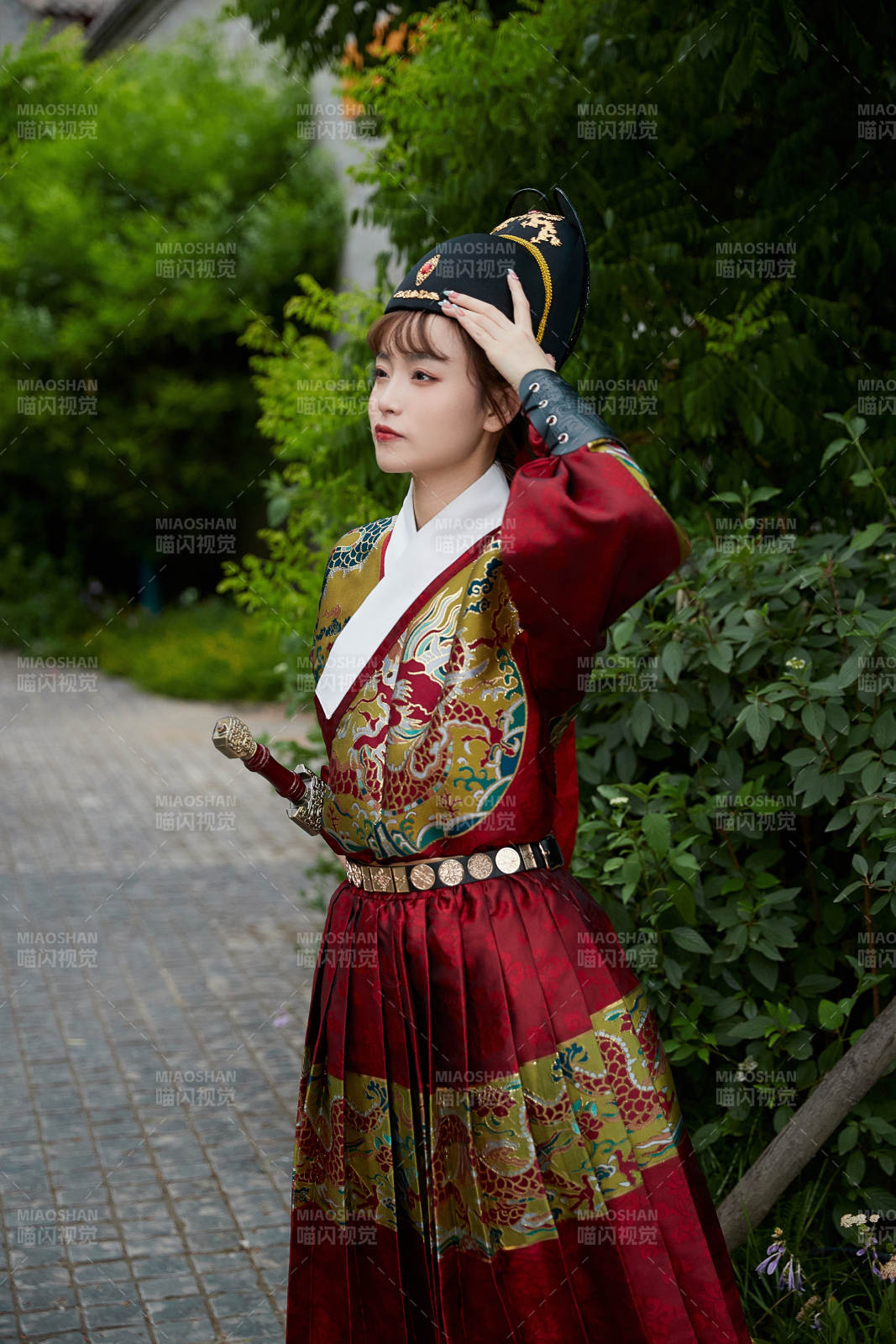 身穿锦衣卫飞鱼服手持宝剑的东方美少女图片