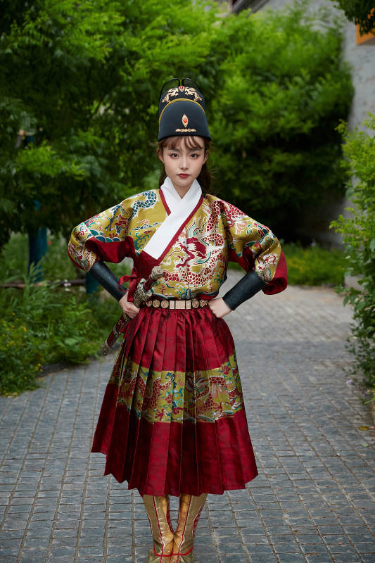 身穿锦衣卫飞鱼服手持宝剑的东方美少女图片