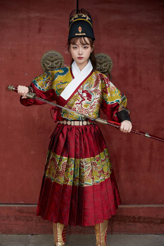 身穿锦衣卫飞鱼服手持宝剑的东方美少女图片