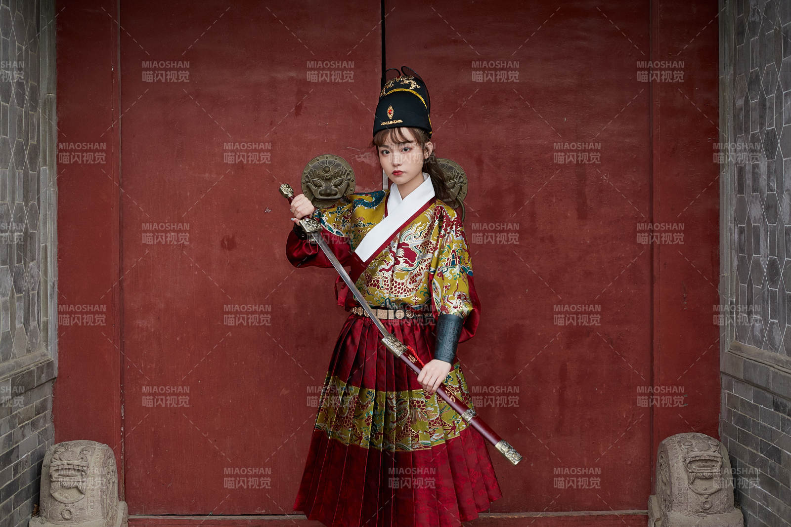 身穿锦衣卫飞鱼服手持宝剑的东方美少女图片