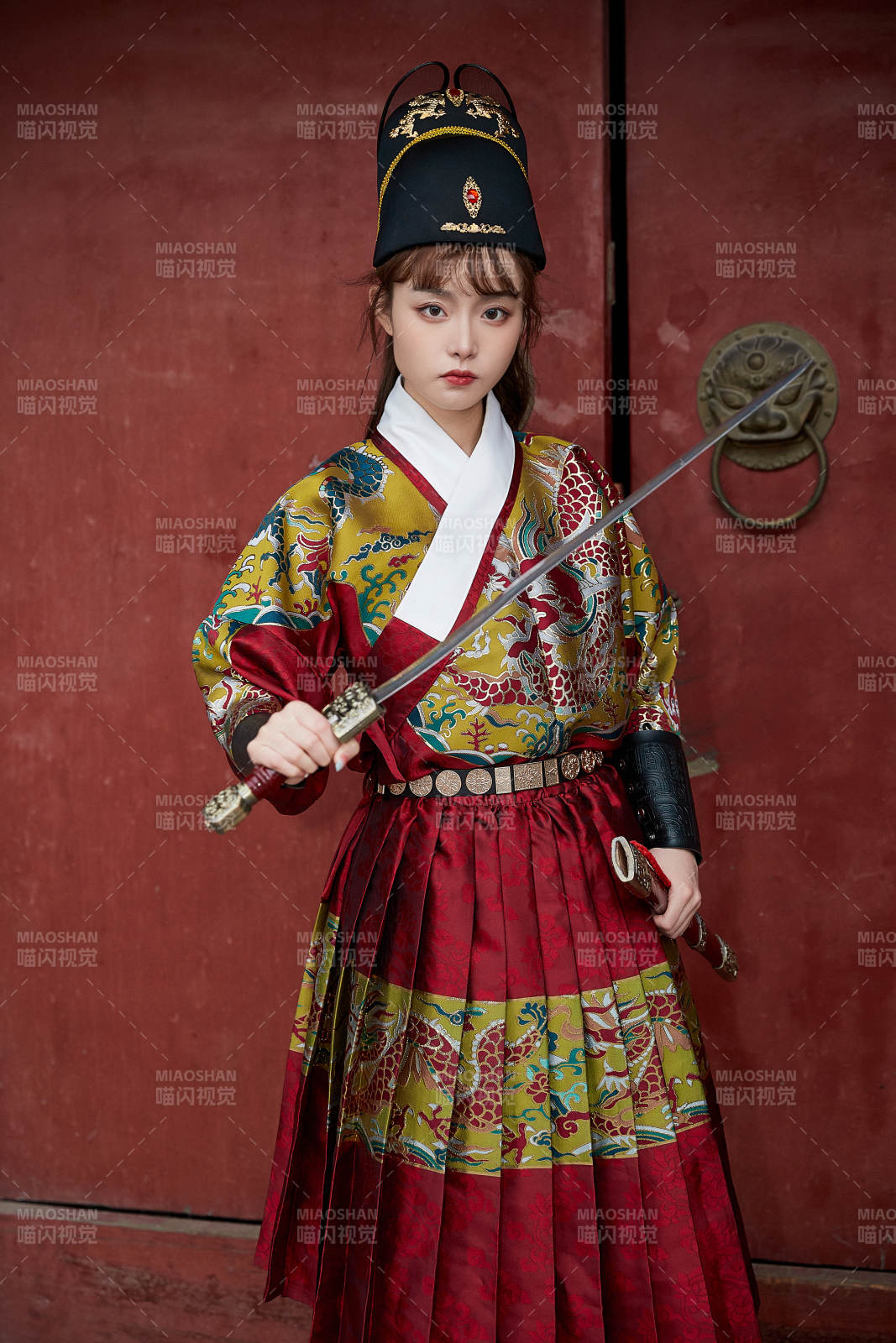 身穿锦衣卫飞鱼服手持宝剑的东方美少女图片