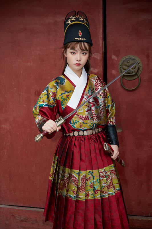 身穿锦衣卫飞鱼服手持宝剑的东方美少女图片