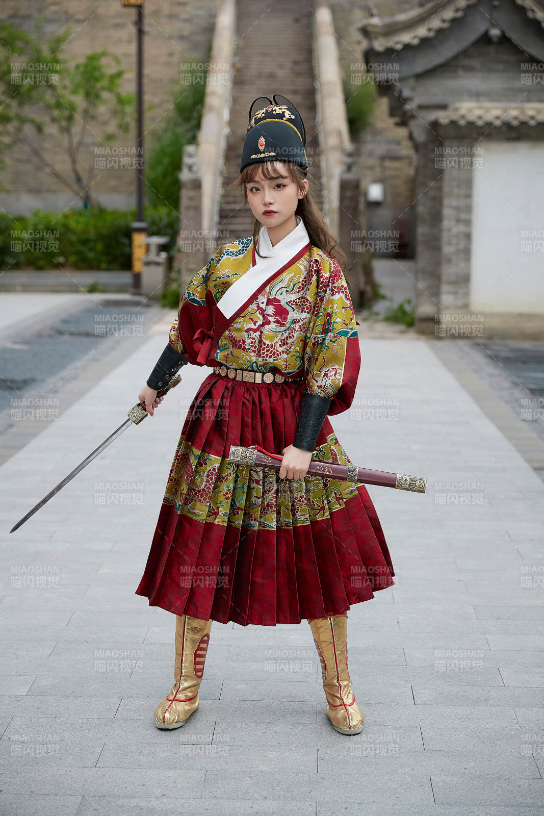 身穿锦衣卫飞鱼服手持宝剑的东方美少女图片