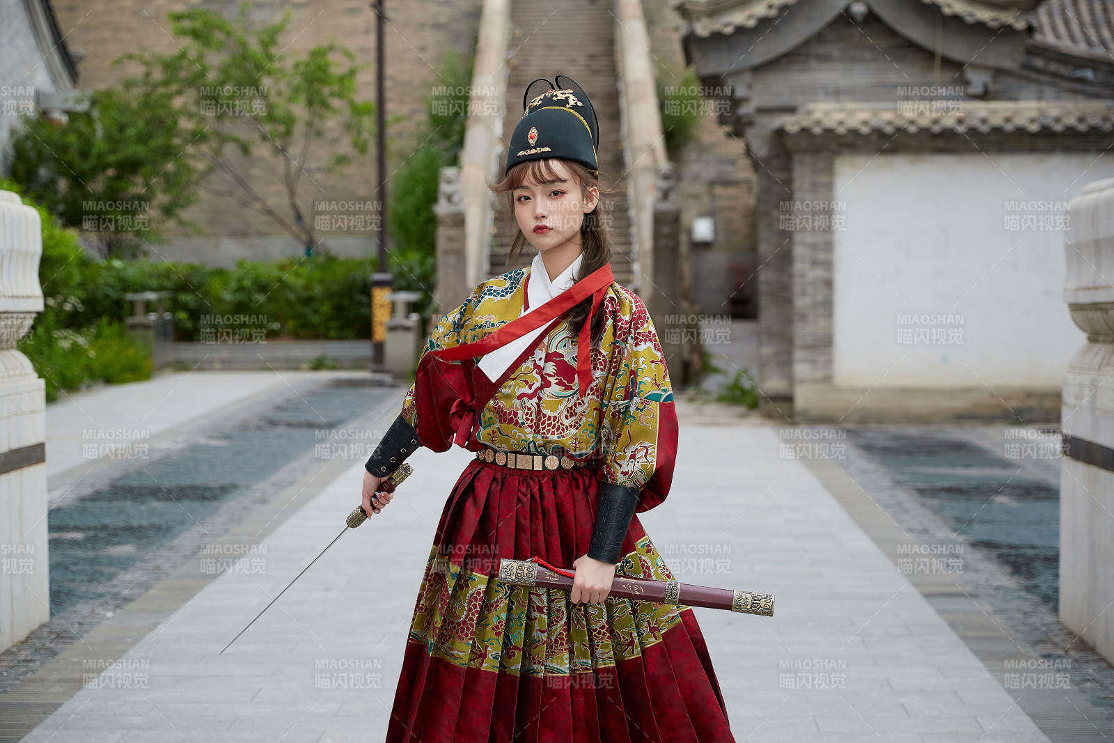 身穿锦衣卫飞鱼服手持宝剑的东方美少女图片