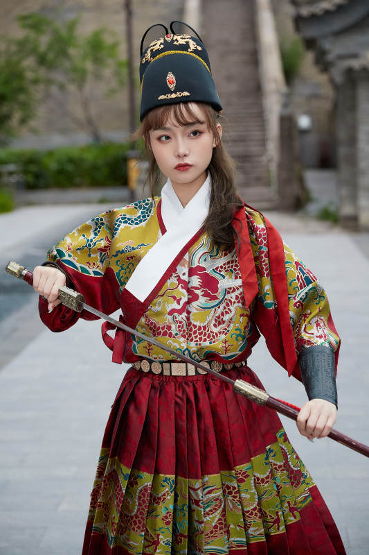 身穿锦衣卫飞鱼服手持宝剑的东方美少女图片