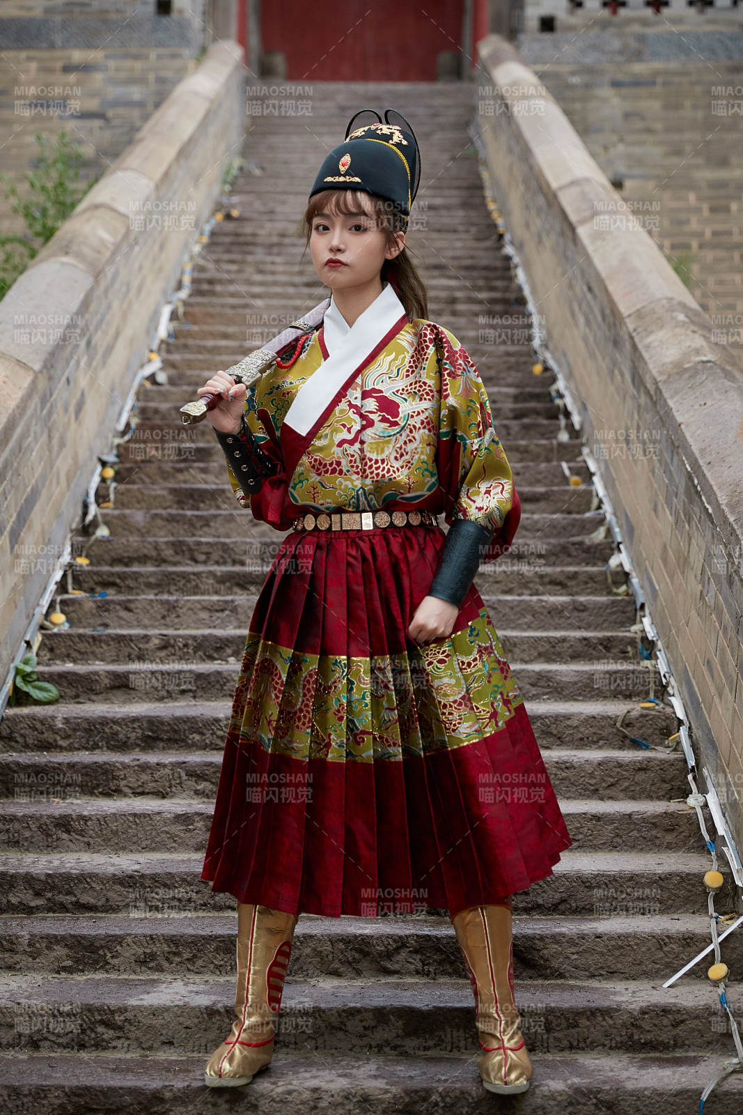 身穿锦衣卫飞鱼服手持宝剑的东方美少女图片
