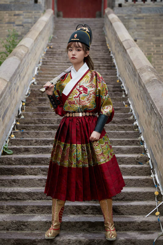 身穿锦衣卫飞鱼服手持宝剑的东方美少女图片