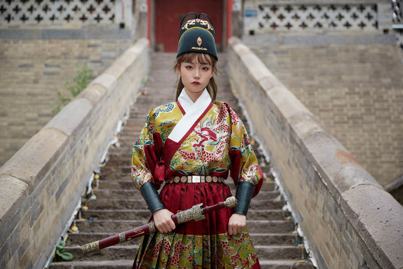 身穿锦衣卫飞鱼服手持宝剑的东方美少女图片