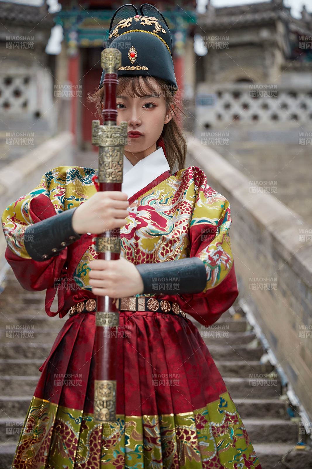 身穿锦衣卫飞鱼服手持宝剑的东方美少女图片