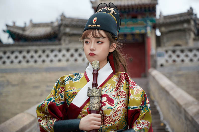 身穿锦衣卫飞鱼服手持宝剑的东方美少女图片