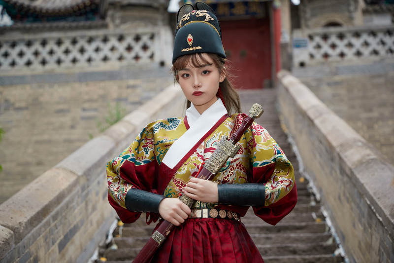 身穿锦衣卫飞鱼服手持宝剑的东方美少女图片