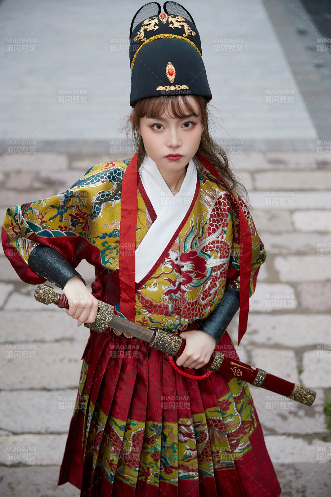 身穿锦衣卫飞鱼服手持宝剑的东方美少女图片