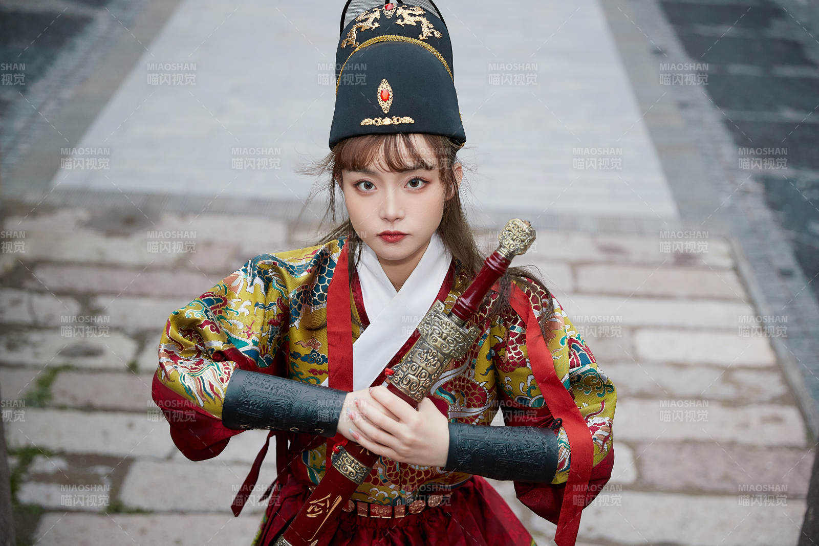 身穿锦衣卫飞鱼服手持宝剑的东方美少女图片