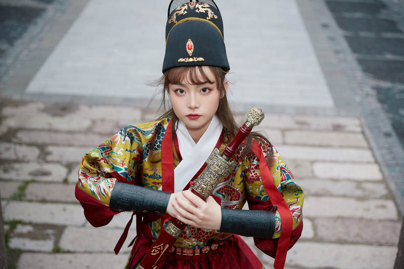 身穿锦衣卫飞鱼服手持宝剑的东方美少女图片