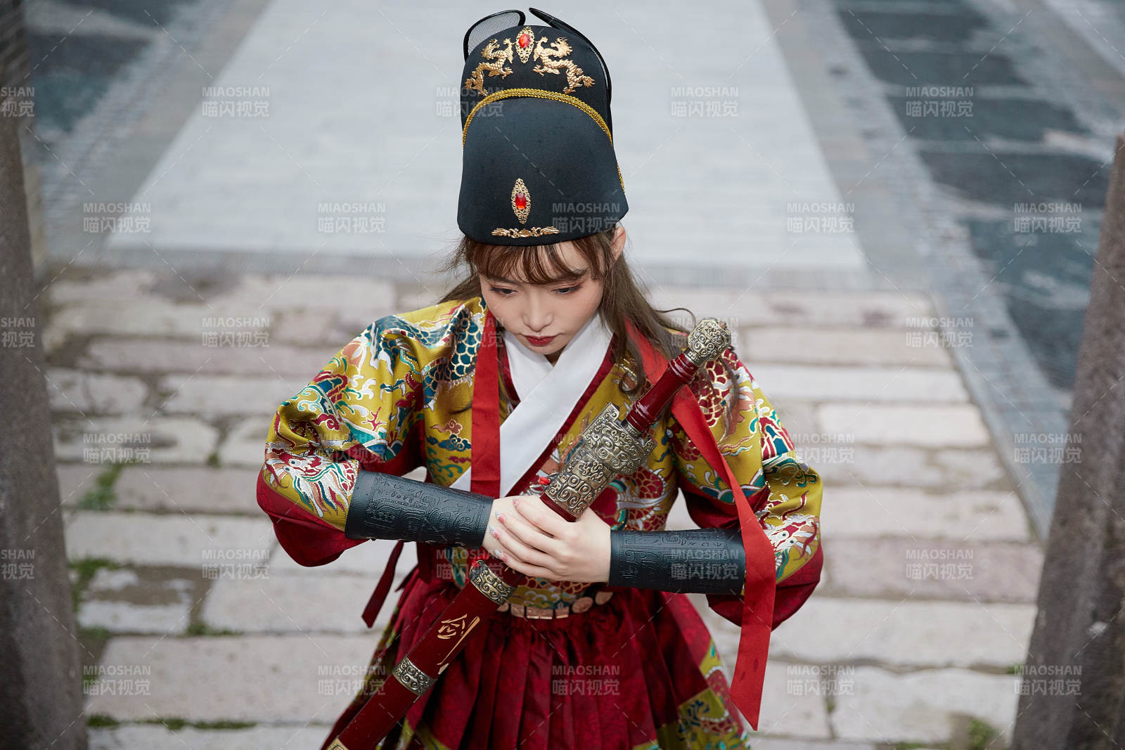 身穿锦衣卫飞鱼服手持宝剑的东方美少女图片