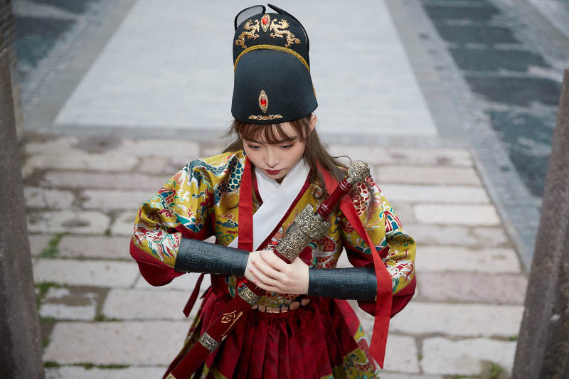 身穿锦衣卫飞鱼服手持宝剑的东方美少女图片