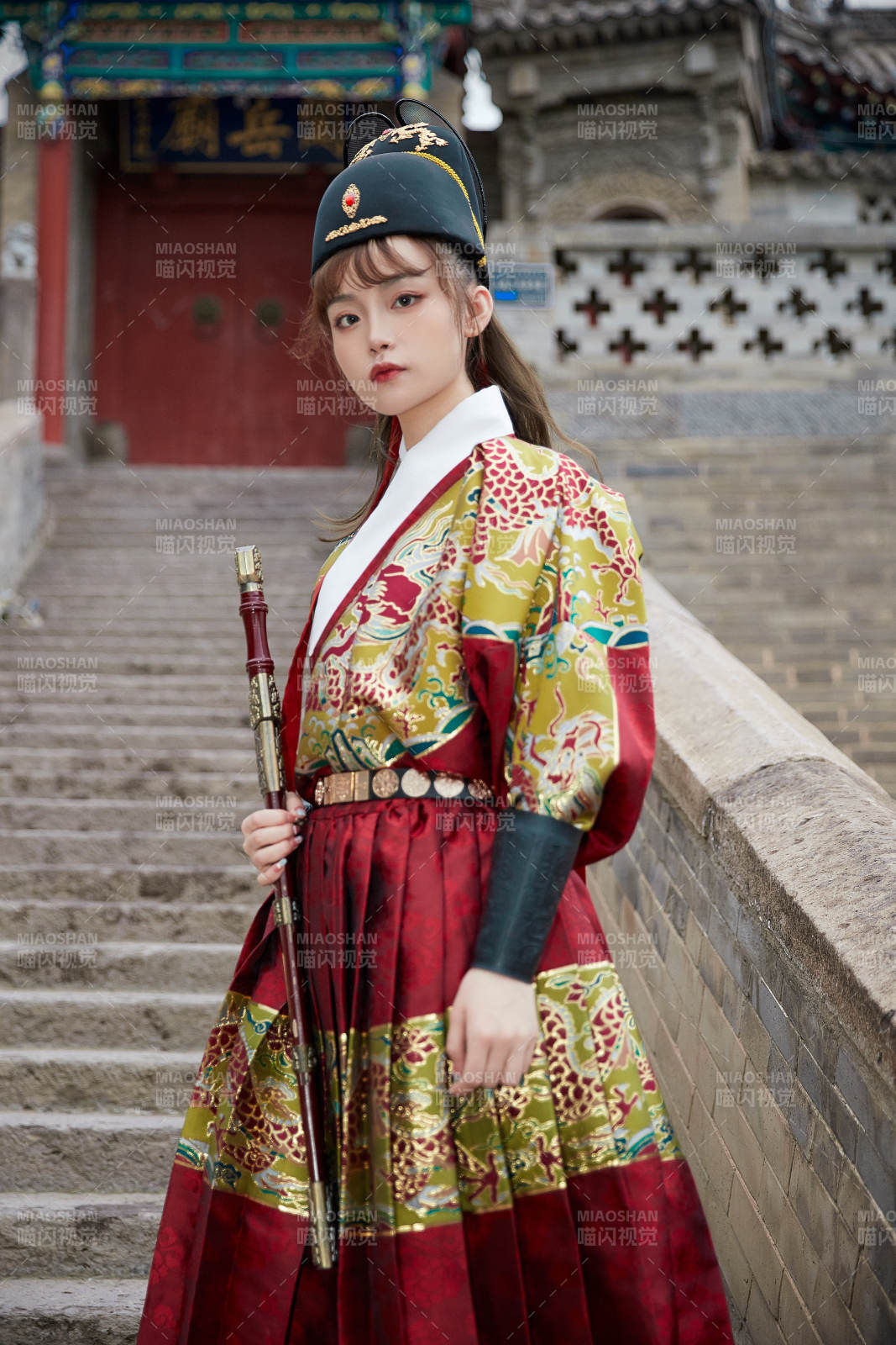 身穿锦衣卫飞鱼服手持宝剑的东方美少女图片